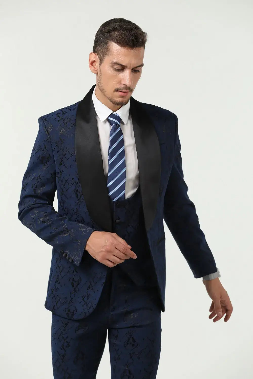 Close-up of navy blazer with abstract texture and black lapel – stylish party suit for men