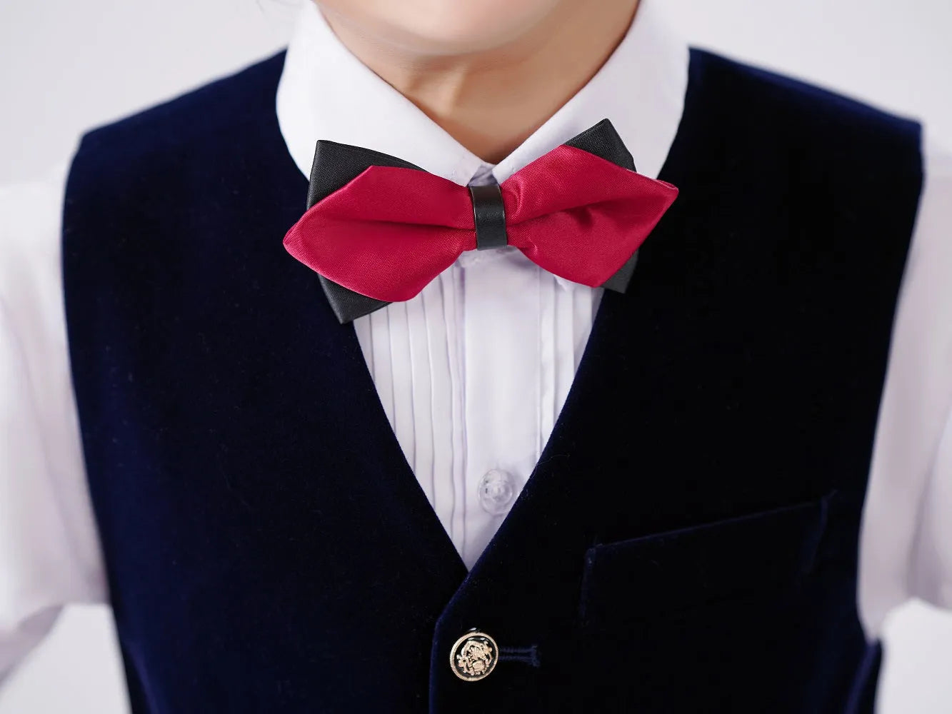 Blazer close-up with flap pocket and gold button – boys' navy velvet formalwear set