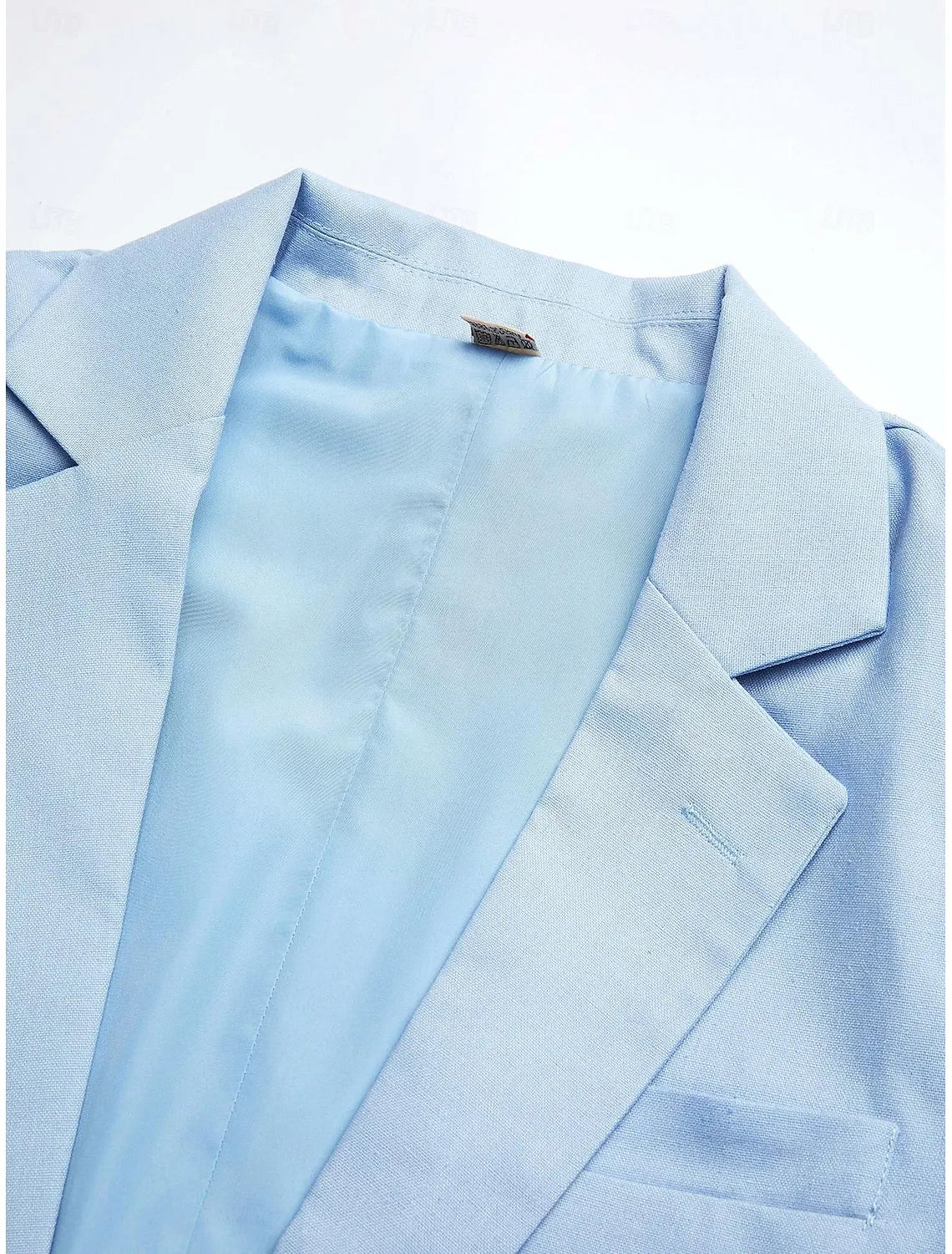 Close-up of men's light blue linen blazer – collar detail and lining texture