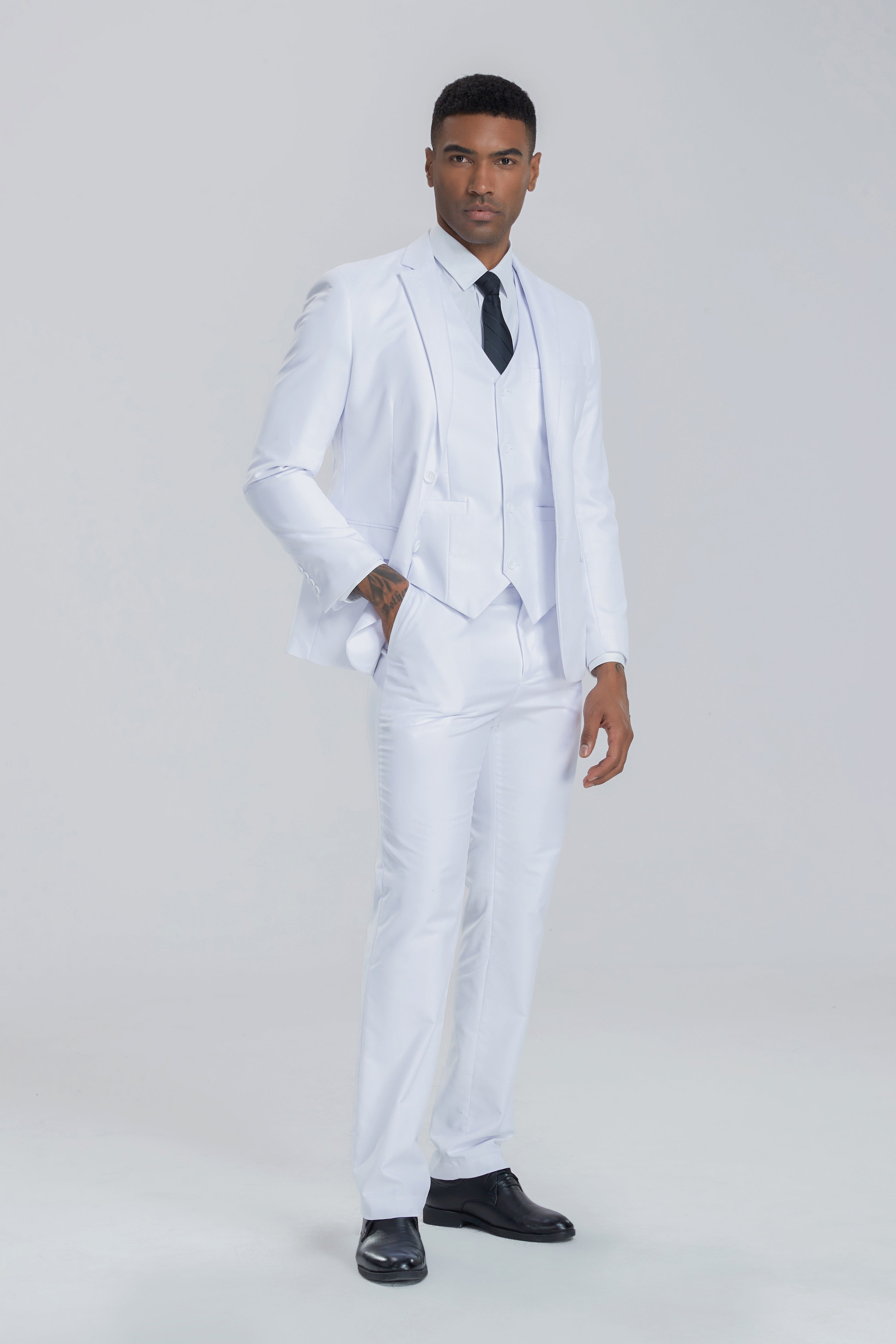 Elegant white business suit for men with single-breasted blazer and black tie