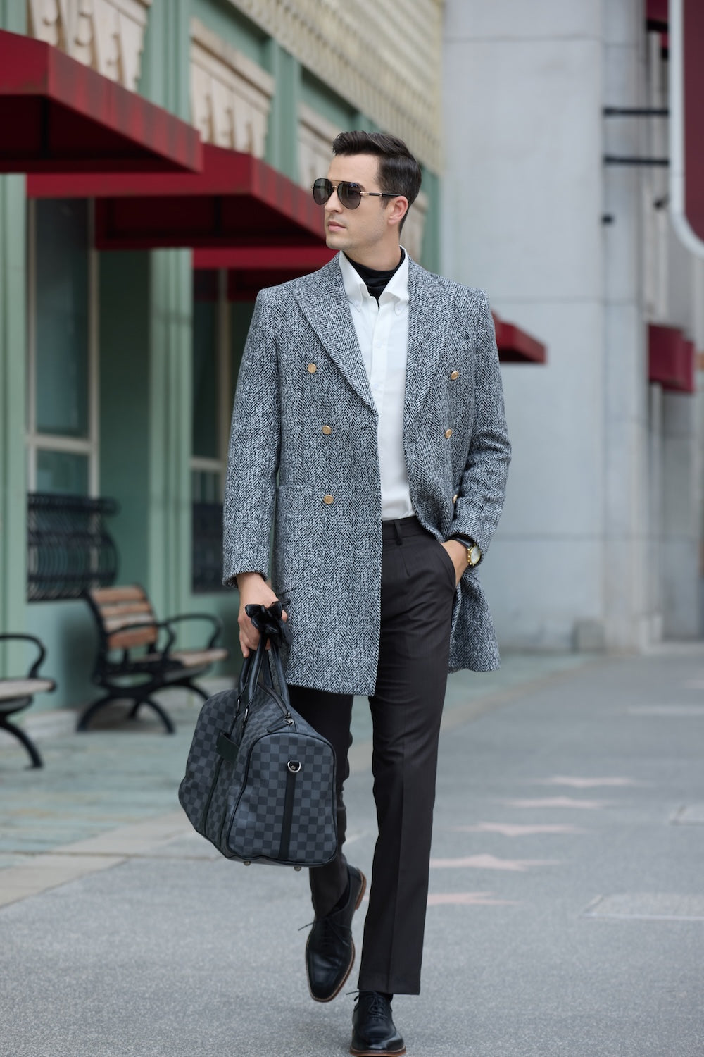 Double-breasted black and white winter coat for men – walking street look