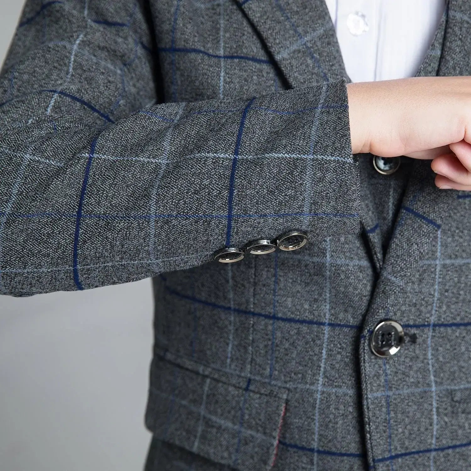 Boys' dark gray plaid suit: Cuff with four silver-trimmed buttons