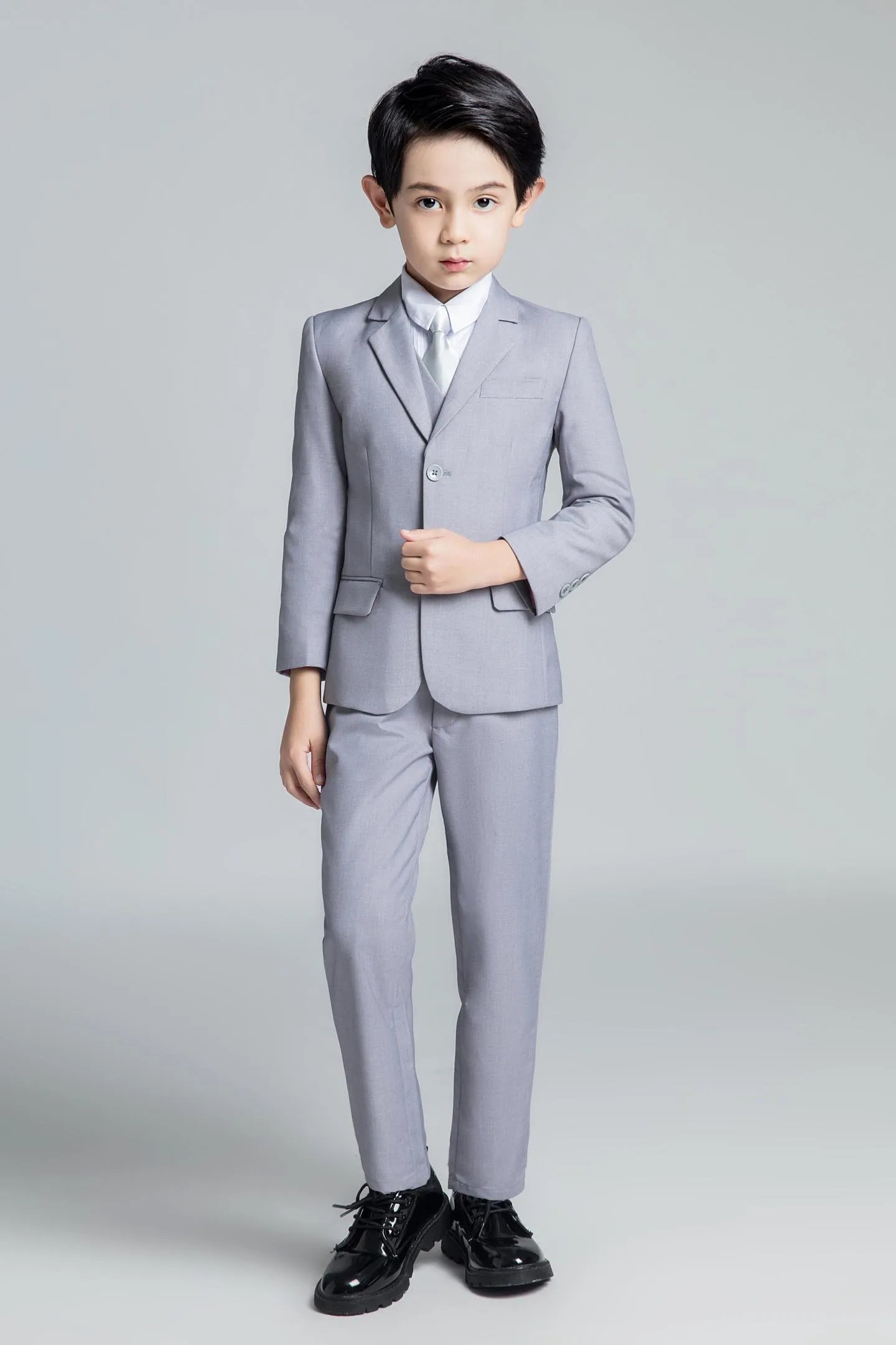 Light grey 5-piece formal boys suit with satin tie, perfect for ceremonies and prom