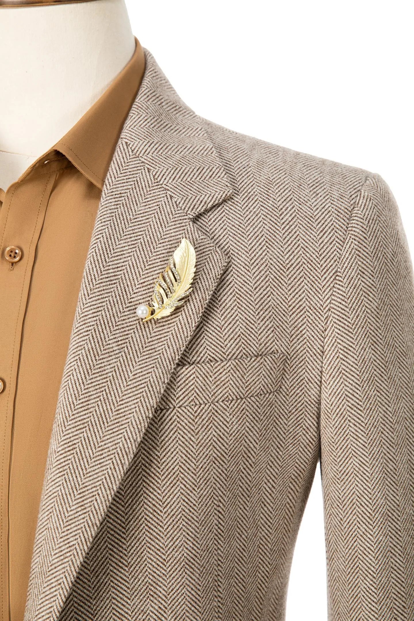 Close-up of the collar on men's khaki herringbone business blazer – emphasizing refined details and craftsmanship